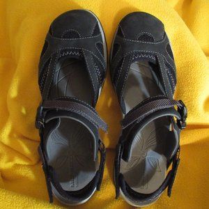 Womens Merrell size 11 black leather sandles - closed toes